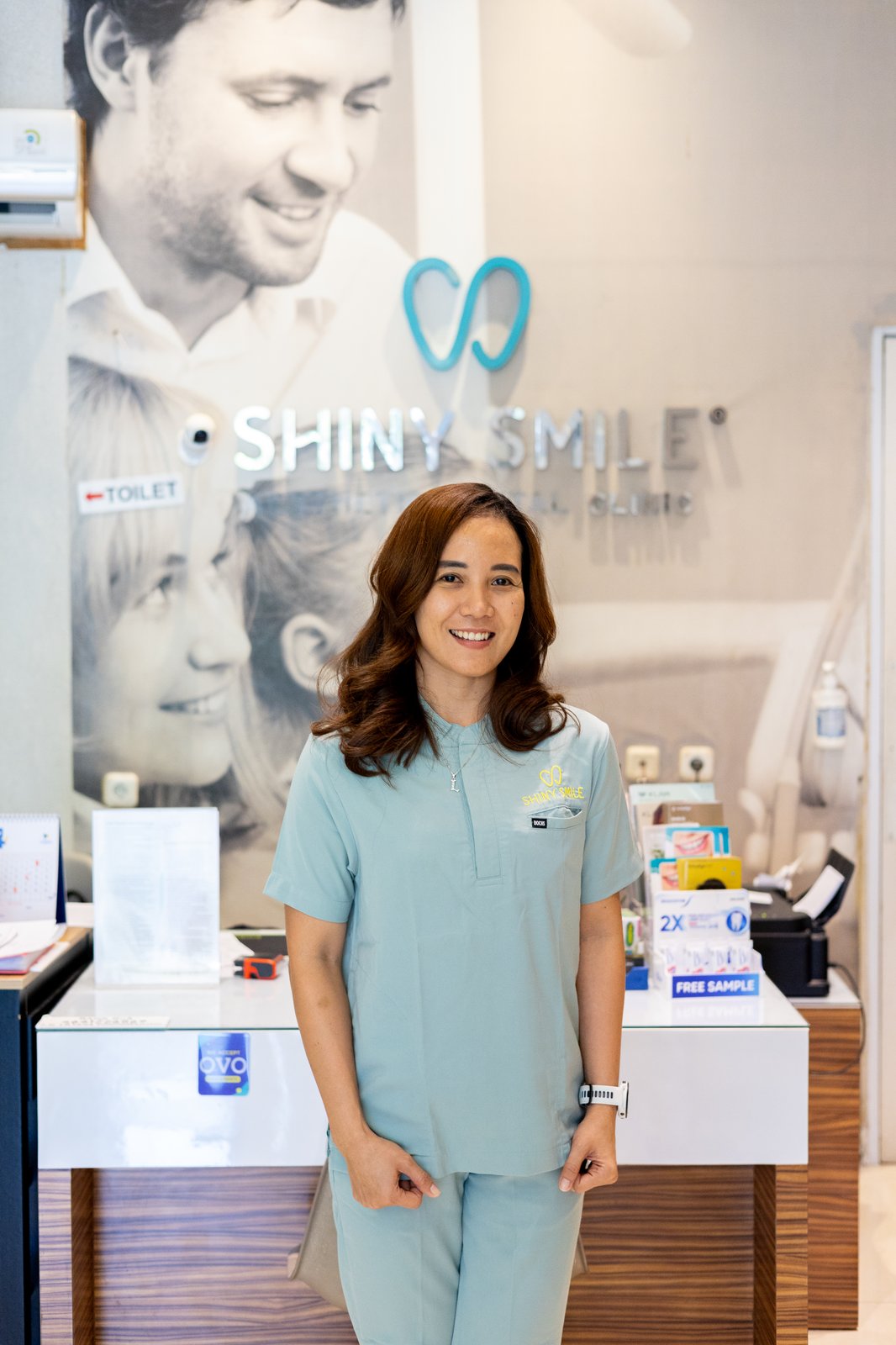 drg E. Nyoman, Sp.Perio - dokter spesialis periodonsia dan implan gigi Shiny Smile Dental Clinic Surabaya